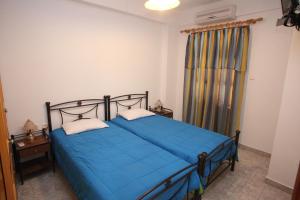 A bed or beds in a room at Afroditi Syros