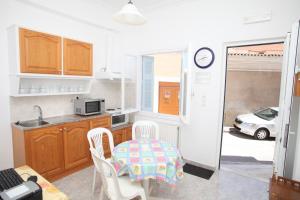A kitchen or kitchenette at Afroditi Syros