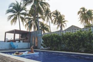 Swimming pool sa o malapit sa Looking Good Beachfront Hotel