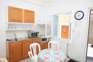 A kitchen or kitchenette at Afroditi Syros