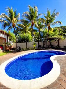una piscina con palmeras en un patio en Comfort Inn Real San Miguel en San Miquel