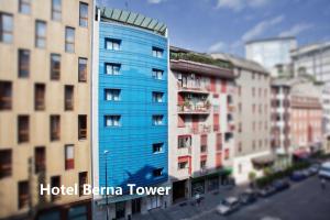 米蘭的住宿－伯納酒店，一座蓝色的建筑,位于城市中,有建筑