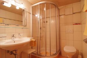 A bathroom at Haus Handle Még 19 kép