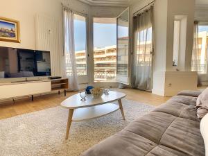 sala de estar con sofá y mesa de centro en Nestor&Jeeves - GLORIA BEACH - Very close sea - Prestigious building, en Niza