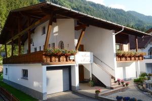 A general mountain view or a mountain view taken from Az apartmant