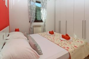 木洛希尼的住宿－蘇西卡公寓酒店，一间卧室配有两张带红色鞋的床。