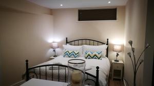 una camera da letto con un letto con due comodini e due lampade di Lowghyll suite a Bowness-on-Windermere