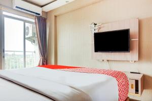A bed or beds in a room at OYO 90230 Skyland Bogor Valley