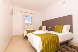 Katil atau katil-katil dalam bilik di Albufeira Sunny Apartment 2 With Pool by Homing +36 gambar
