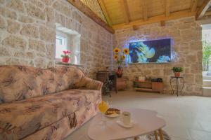 Et opholdsområde på Villa Milena with heated pool and jacuzzi