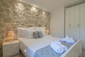 En eller flere senge i et værelse på Villa Milena with heated pool and jacuzzi + 71 billeder