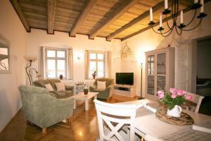 sala de estar con sillas, mesa y TV en Apartment-Vermietung Ute Fürwitt en Pirna