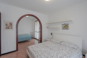 Tempat tidur dalam kamar di Casa Mary Tre - attico con terrazza a 2 passi dal lago