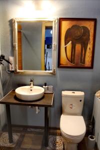 利沃夫Apartment in blue в історичному центрі міста的浴室里有马桶、洗手池和镜子。