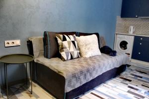 利沃夫Apartment in blue в історичному центрі міста的房间里有一张带枕头的小床和一张桌子