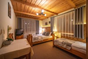 Postel nebo postele na pokoji v ubytování Willa i Domki Pod Reglami