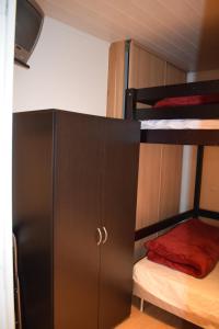 ル・モンドールにあるIdeal Sejour - Le Mont-Doreの二段ベッド2台とキャビネット付きの二段ベッド1組が備わる客室です。