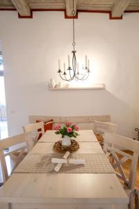 een eetkamer met een tafel met een kroonluchter bij Apartment-Vermietung Ute Fürwitt in Pirna