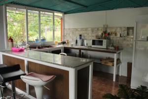 Kuchyňa alebo kuchynka v ubytovaní Villa La Romance Kreol
