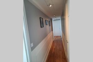 a hallway with white walls and a wooden floor at appartement 70m² 3 chambres avec 3 lits 2 places in Troyes