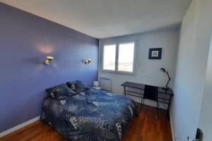 1 dormitorio con cama, escritorio y ventana en appartement 70m² 3 chambres avec 3 lits 2 places, en Troyes
