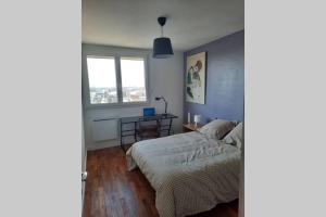 ein Schlafzimmer mit einem Bett und einem Fenster in der Unterkunft appartement 70m² 3 chambres avec 3 lits 2 places in Troyes + 9 Fotos