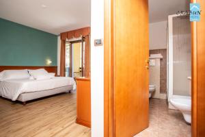 Koupelna v ubytování Crabun Hotel + 37 fotografií