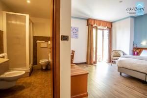 Koupelna v ubytování Crabun Hotel
