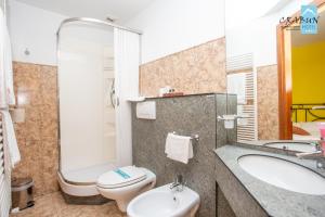 Koupelna v ubytování Crabun Hotel