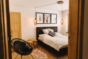 Posteľ alebo postele v izbe v ubytovaní Apartamenty 'Okno z widokiem'