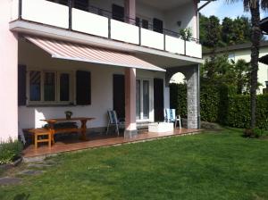 Casa con terraza con mesa y sillas en Casa Alice, en Locarno