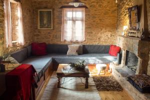 A seating area at Lithia s Stonehouse. Το πέτρινο στη Λιθιά - Καστοριά
