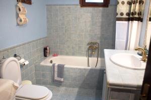 A bathroom at Lithia s Stonehouse. Το πέτρινο στη Λιθιά - Καστοριά