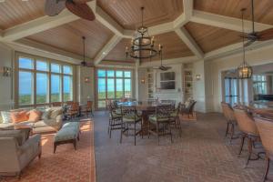 デスティンにあるHenderson Beach Resortのオープンリビングルーム(テーブル、椅子付)