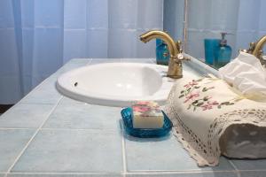 Bathroom sa Lithia s Stonehouse. Το πέτρινο στη Λιθιά - Καστοριά