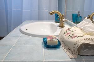 A bathroom at Lithia s Stonehouse. Το πέτρινο στη Λιθιά - Καστοριά