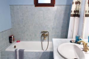 A bathroom at Lithia s Stonehouse. Το πέτρινο στη Λιθιά - Καστοριά