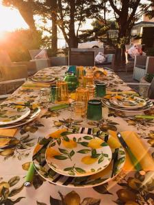 アグローポリにあるVilletta panoramicaの長いテーブルに盛り付けられたお皿