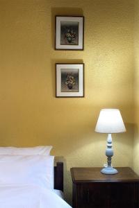 A bed or beds in a room at Lithia s Stonehouse. Το πέτρινο στη Λιθιά - Καστοριά