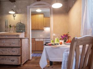 cocina con mesa y mantel blanco en Landhaus Strickenmacher en Sillian