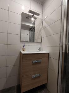 La salle de bains est pourvue d'un lavabo et d'un miroir. dans l'établissement Pension Cando, à O Porriño