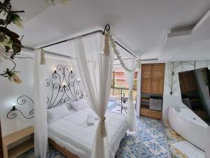 una camera con letto e vasca di Hotel Bahia Del Faro a Guatapé