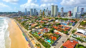 uma vista aérea de uma cidade e da praia em Apart Hotel Litoral Sul em Natal