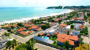 uma vista aérea de uma cidade junto ao oceano em Apart Hotel Litoral Sul em Natal