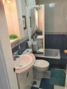 A bathroom at Rymlig lägenhet för 7,8 persons in Los Boliches, Fuegirola