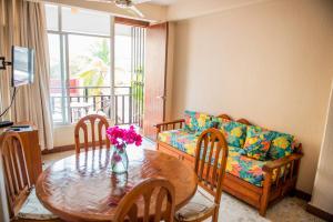 a living room with a table and a couch at Hotel Valle in Zihuatanejo