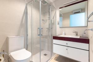 a bathroom with a shower and a toilet and a sink at Cruces Metro Rooms in Barakaldo +35 photos
