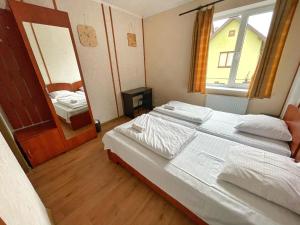 Posteľ alebo postele v izbe v ubytovaní Guest House Lviv
