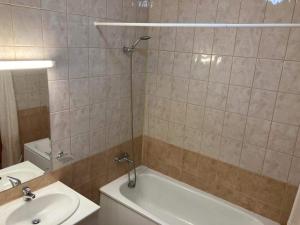 une salle de bain avec une douche, un lavabo et une baignoire dans l'établissement Flora Apartment 613, à Borovets 10 autres photos