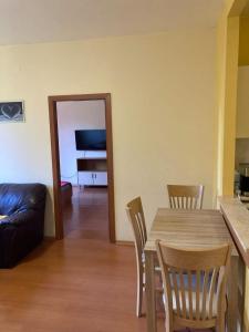 ein Esszimmer mit einem Tisch, Stühlen und einem Sofa in der Unterkunft Flora Apartment 613 in Borowez